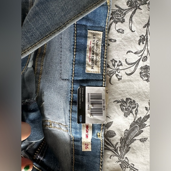 Brand New Levi's Premium Made in San Francisco, CAL - Picture 2 of 3